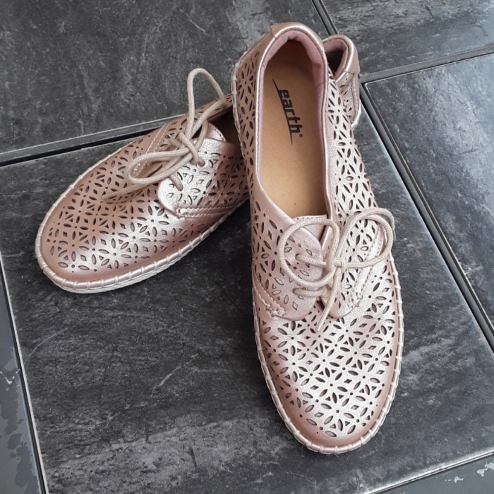 Earth brand rose gold leather sneaker
